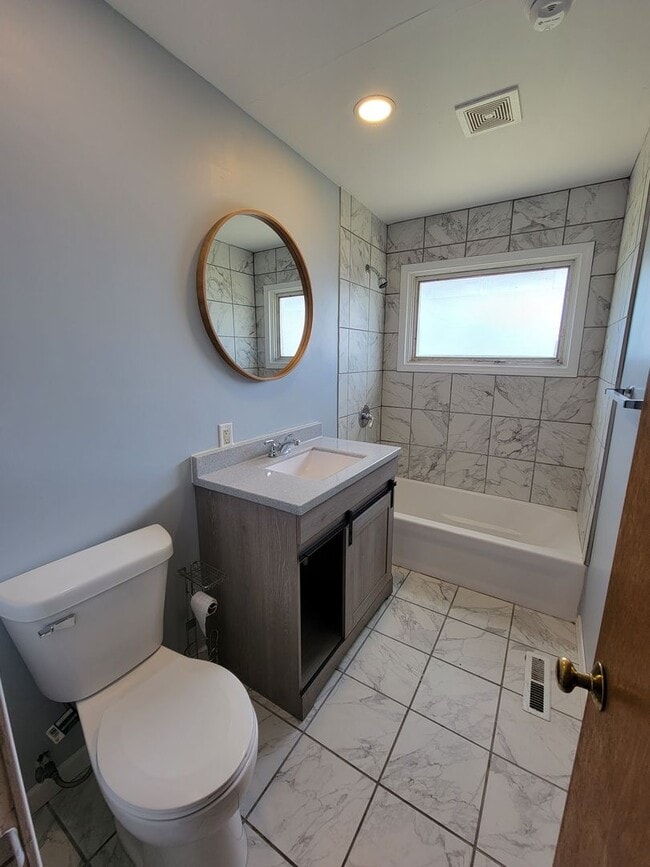 Building Photo - 3 bed, 1 bath, Close to South Bend Airport