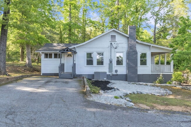 Building Photo - Cozy 2 Bed / 1 Bath Bungalow Near the Blue Ridge Mountains on Nearly 1 Acre $1,595/mo rent