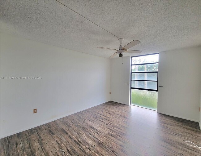Building Photo - 2500 NE 135th St