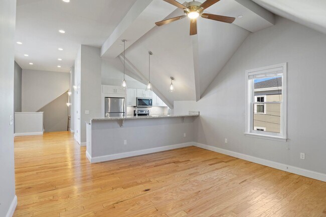 Building Photo - 303 Islington St