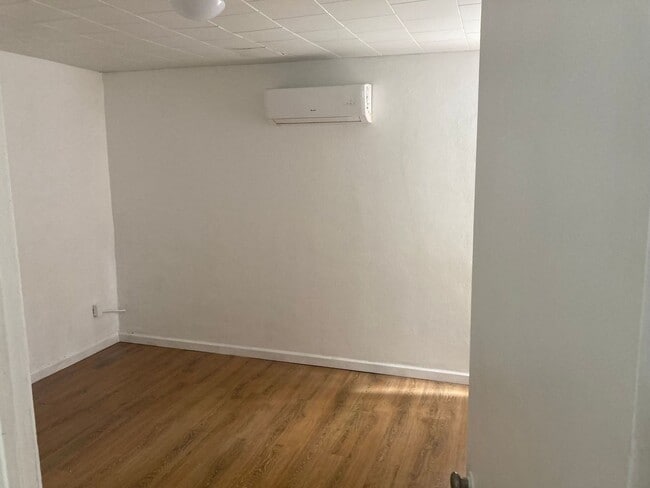 Building Photo - Adorable 1 bedroom near Kenwood!