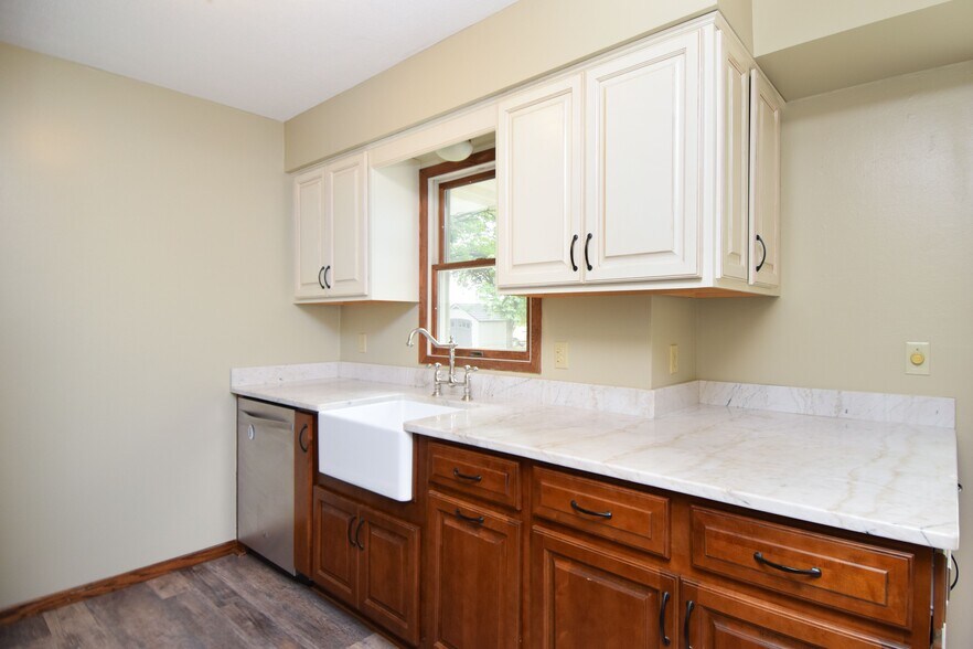 Beautiful Hard Surface Countertops - 11420 Terrace Rd NE
