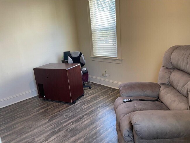 Building Photo - 11 Isabella Ave