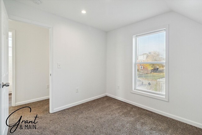 Building Photo - $1,450 - 3 Bed / 1 Bath Newly Renovated Ho...