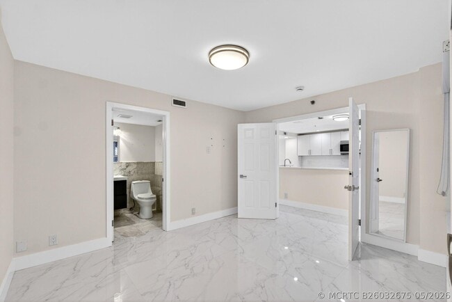 Building Photo - 3901 S Flagler Dr