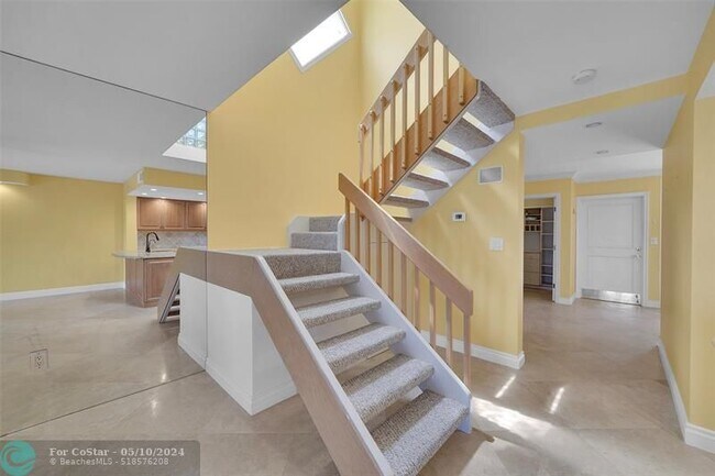 Building Photo - 1100 SE 5th Ct