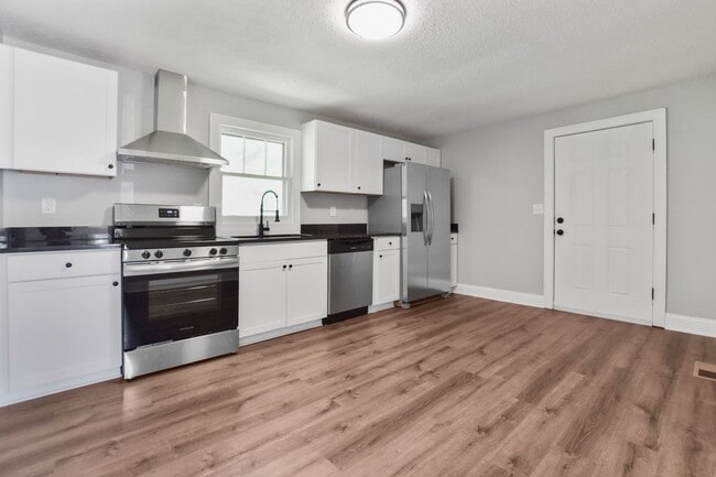 Building Photo - Pet Friendly Two Bedroom!