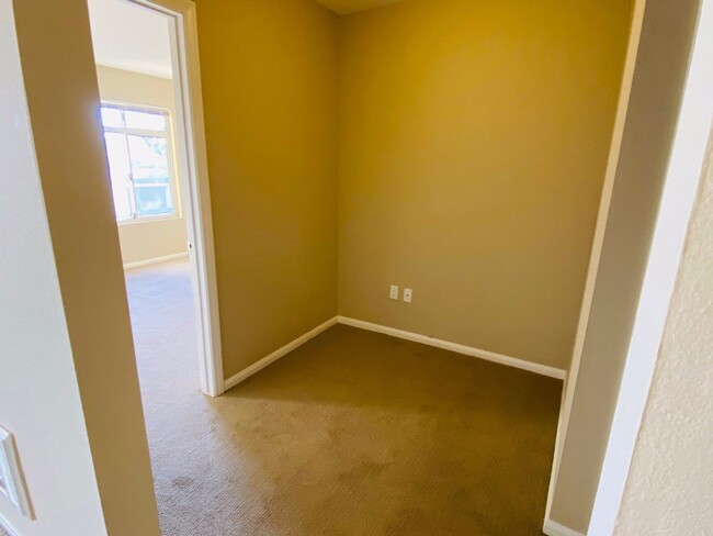 Building Photo - 1 Bedroom Condo in Arbor Hills