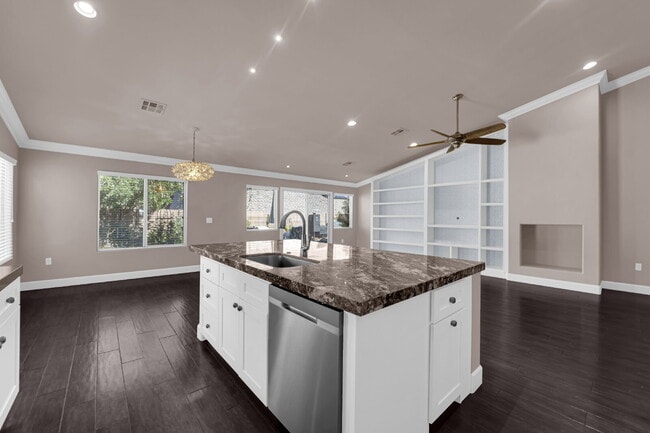 Building Photo - Don't miss out on this super cute 2-bedroo...