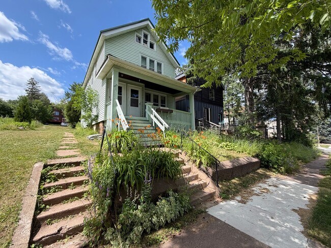 Building Photo - 523 E 6th St