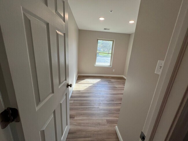 Building Photo - 3-Bedroom, 2-Bathroom Apartment on Bloomington's Eastside