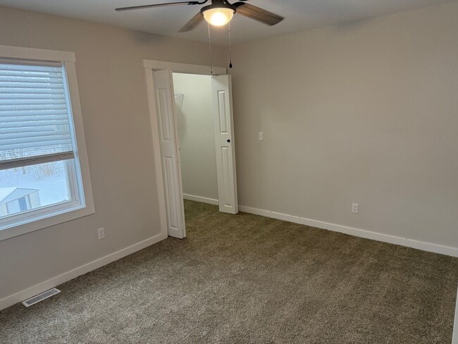 Building Photo - Elizabeth - 321/323