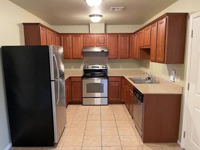 Building Photo - 2 bed Senior Living with All appliances an...