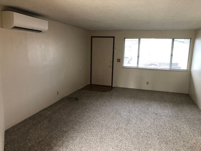 Building Photo - Great 2 bedroom 1 bathroom duplex in Springfield! MOVE IN SPECIAL!