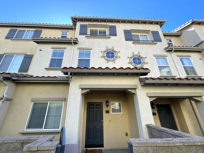 Building Photo - Luxurious Townhome in Gated Private Community