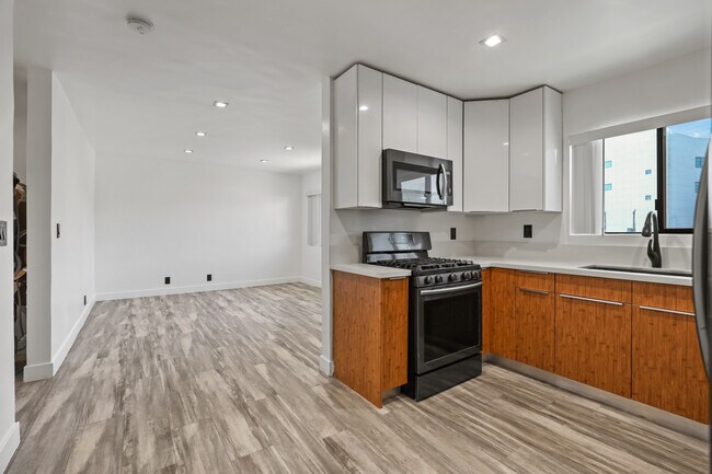 2BD x 1BA (UNIT 3 taken) UNIT 6 is available - 830 Bartlett St.