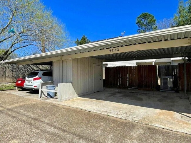 Building Photo - 9242 Westwood Village Dr