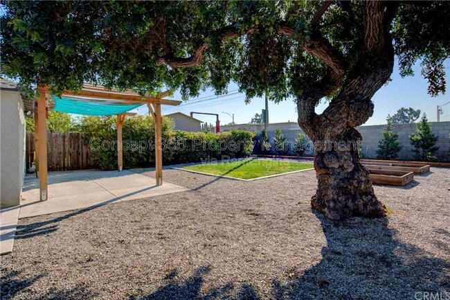 Building Photo - 1032 E Silva St