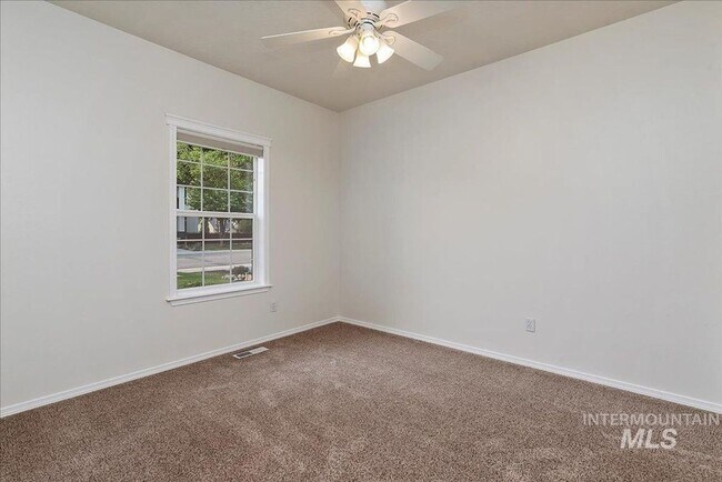 Building Photo - Stunning Home Near Warm Springs!