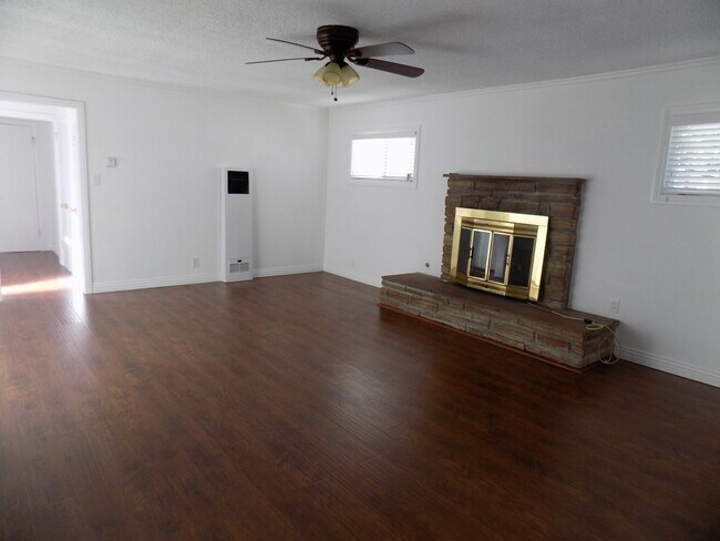 Building Photo - Large 4BD-2BA House in North Long Beach fo...
