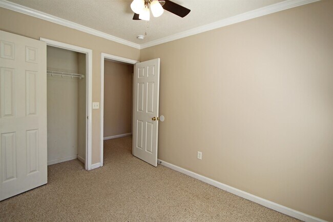 Building Photo - 760 Camelot Ln