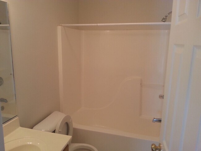 Building Photo - $200 Gift Card! 3-bed home available in Savoy!