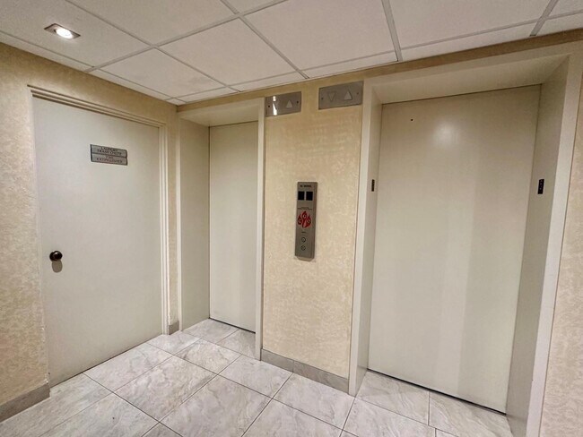 Building Photo - 3111 N Ocean Dr