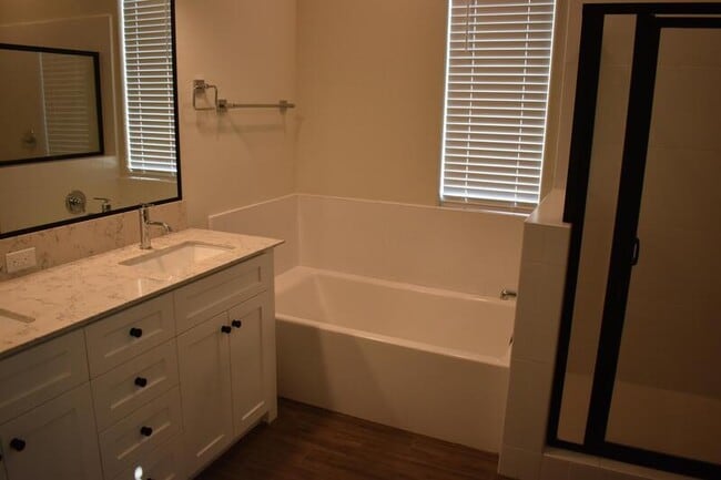 Building Photo - 2446 Bastidas Dr