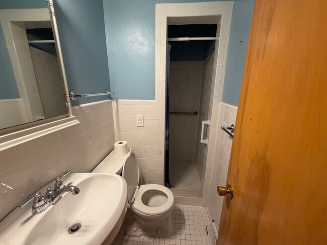 Building Photo - 290 Glenview Rd