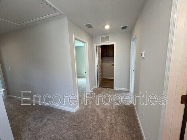 Building Photo - 284 White Oak Gdn Wy