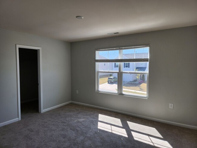 Building Photo - 4 Bedroom For rent