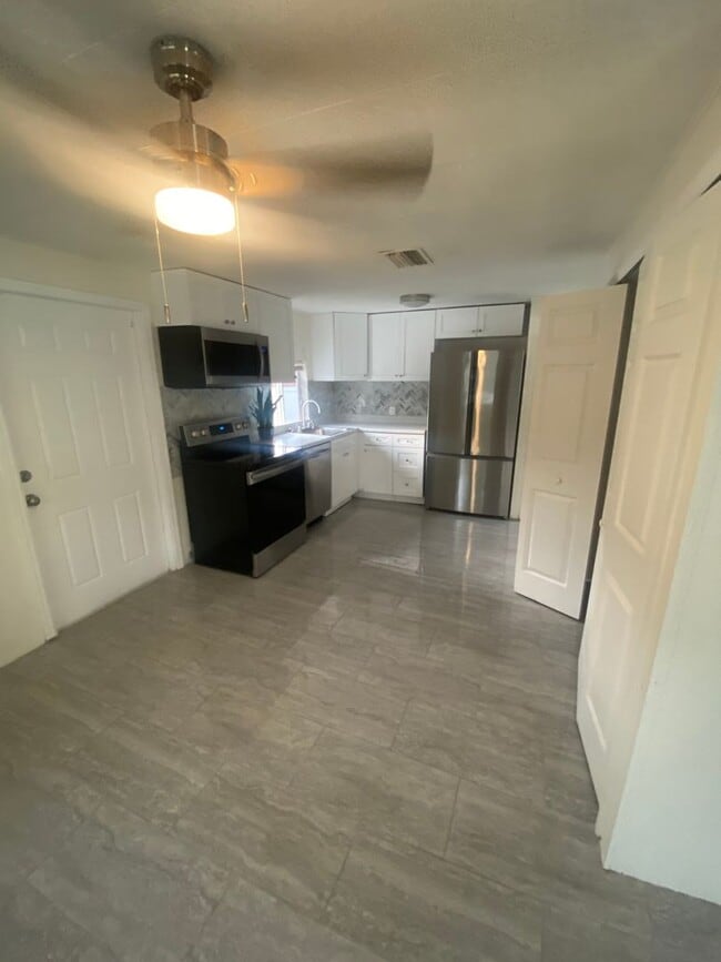 Building Photo - 3 bed, 1 Bath St. Petersburg FL