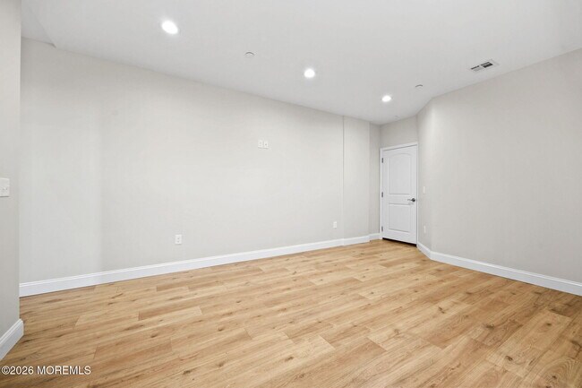 Building Photo - 207 Main St