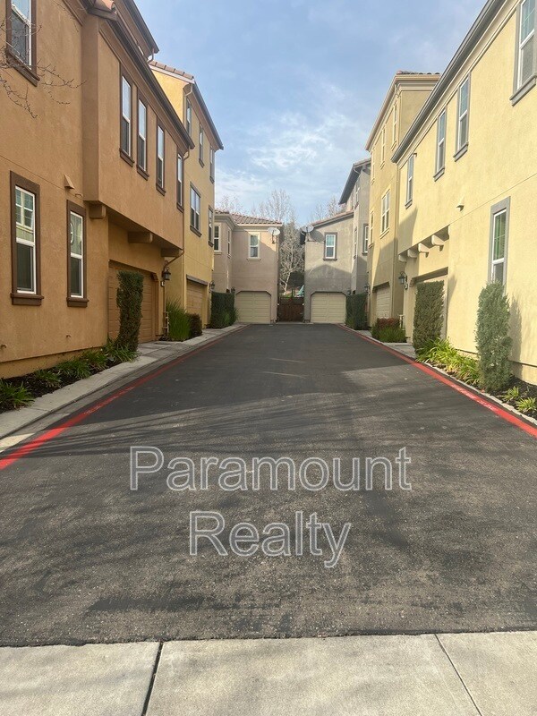 Building Photo - 3203 Vittoria Loop