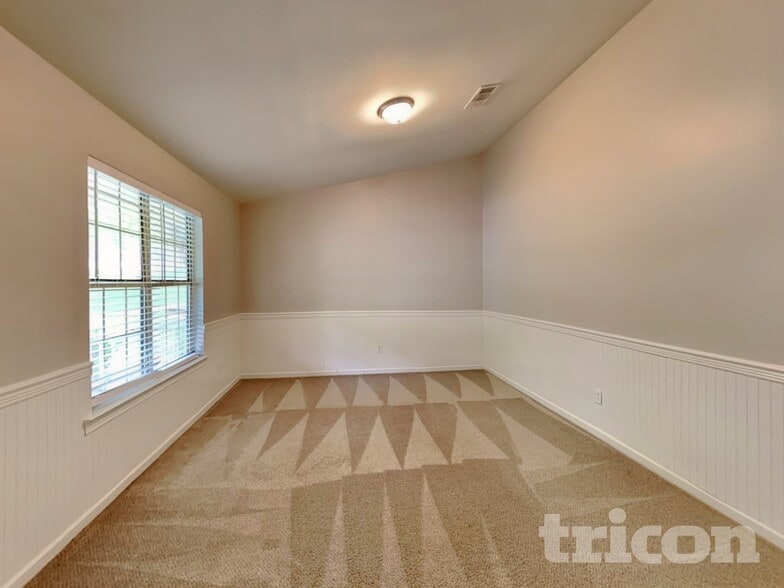 Building Photo - 2055 Towne Manor Dr NW