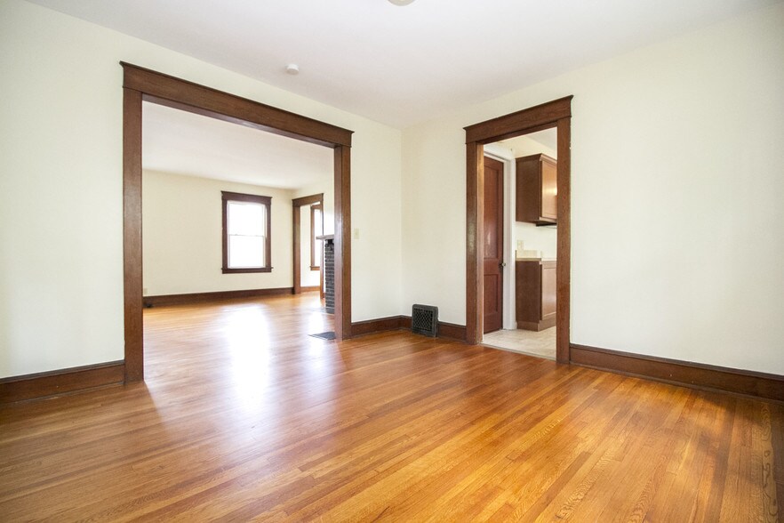 Building Photo - 701 Hampton Ave