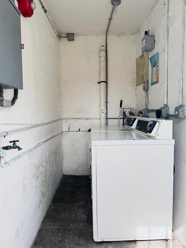 Building Photo - 924 Marseille Dr