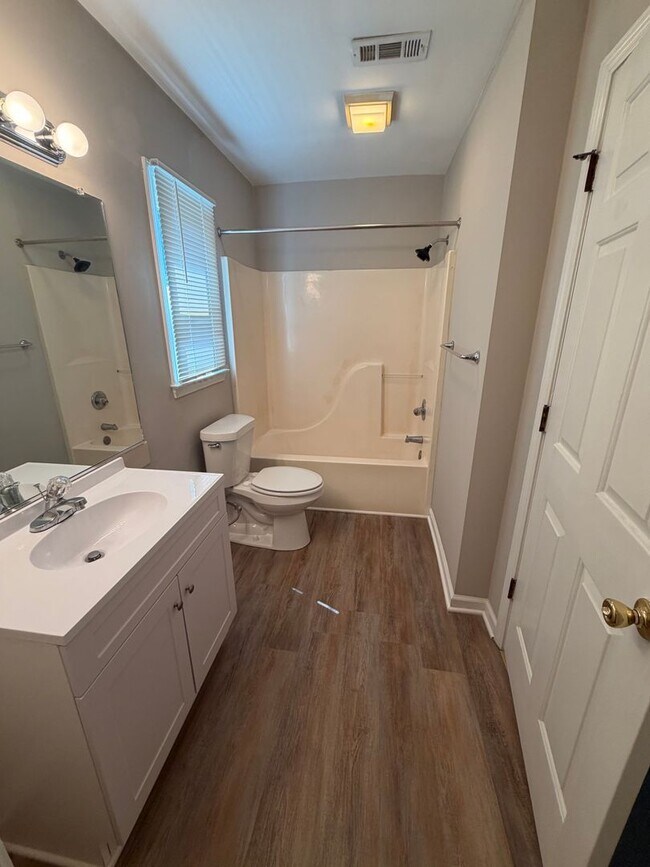 Building Photo - 1724 Carriage Cove Ln