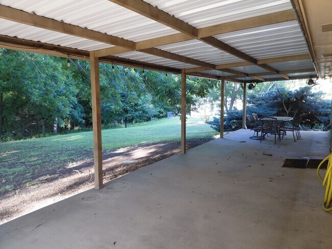 Building Photo - 4/2 Private Backyard + Huge SHOP