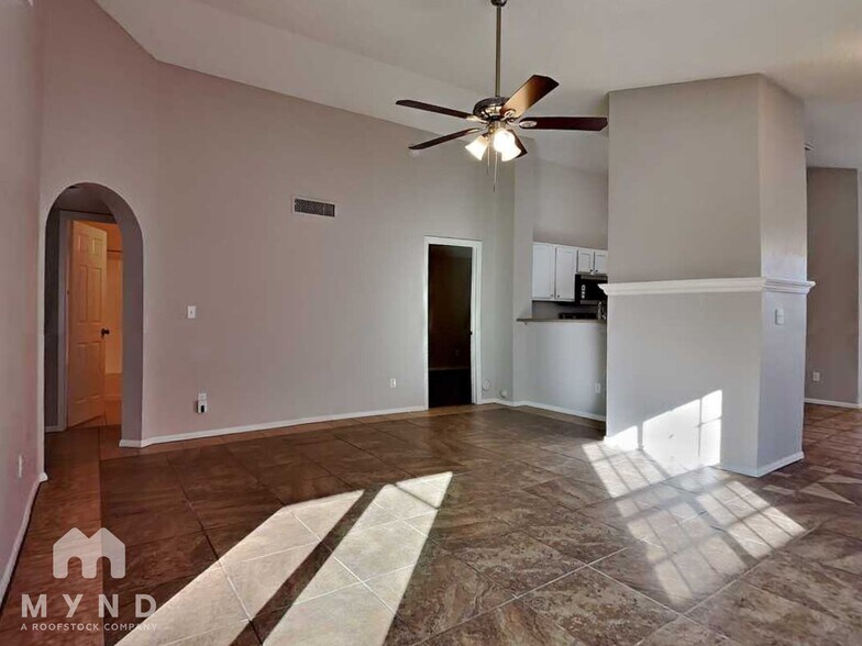 Building Photo - 8913 W Fairmount Ave