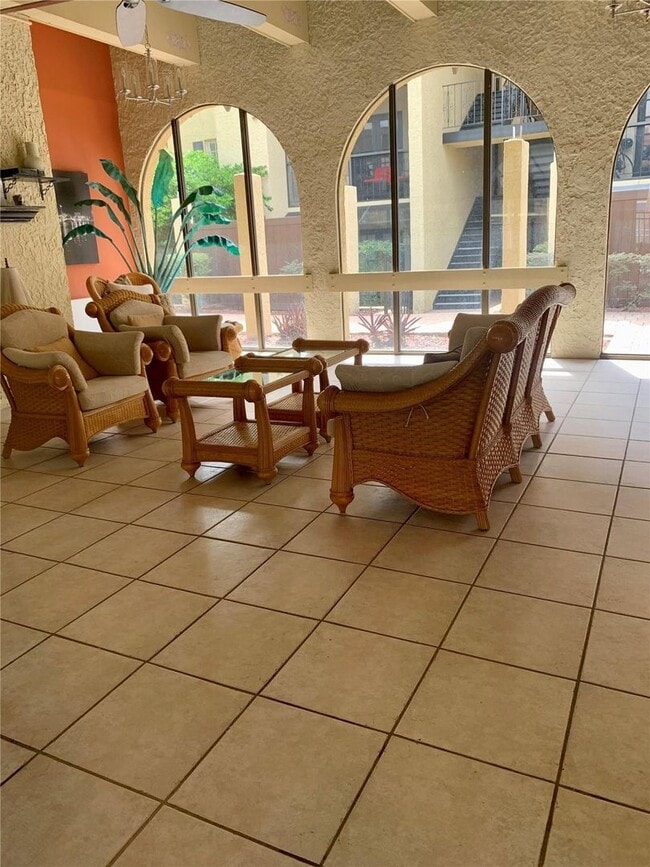 Building Photo - 2/1 Condo in South Tampa