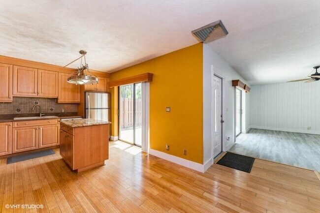 Building Photo - 6138 SE Riverboat Dr
