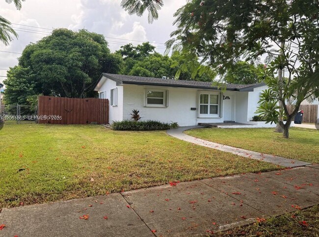 Building Photo - 17630 SW 112th Ave