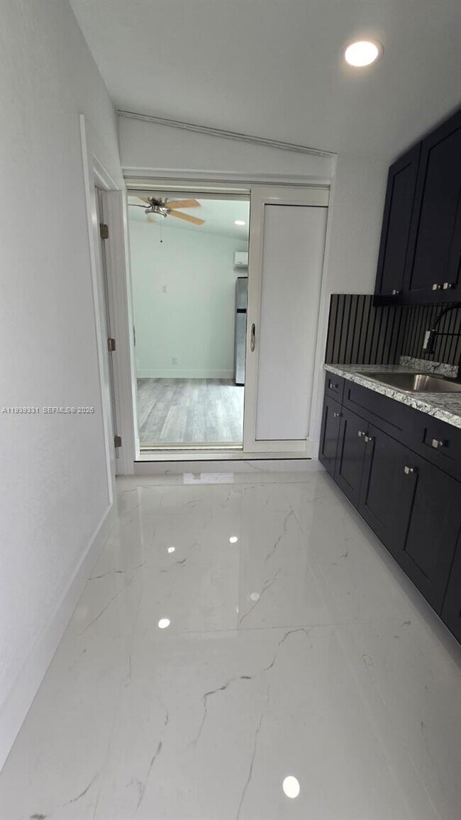 Building Photo - 265 W 53rd Terrace