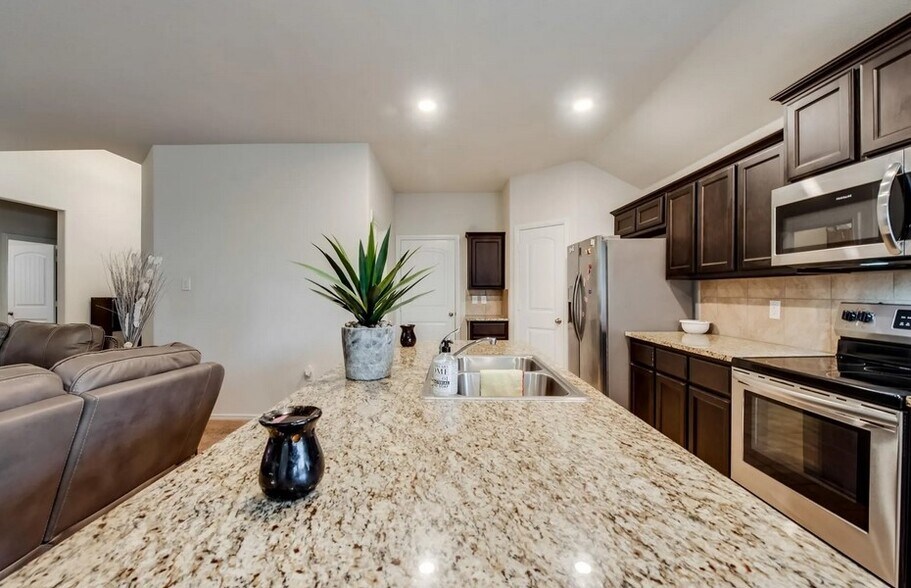 Kitchen + Dinning - 8244 Brashear Trl