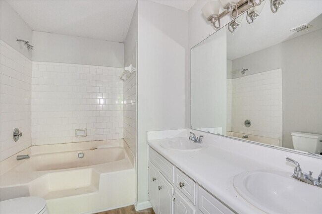 Building Photo - 3 bedroom, 2.5 bathroom home on a large co...