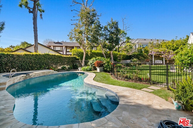 Building Photo - 360 Alma Real Dr