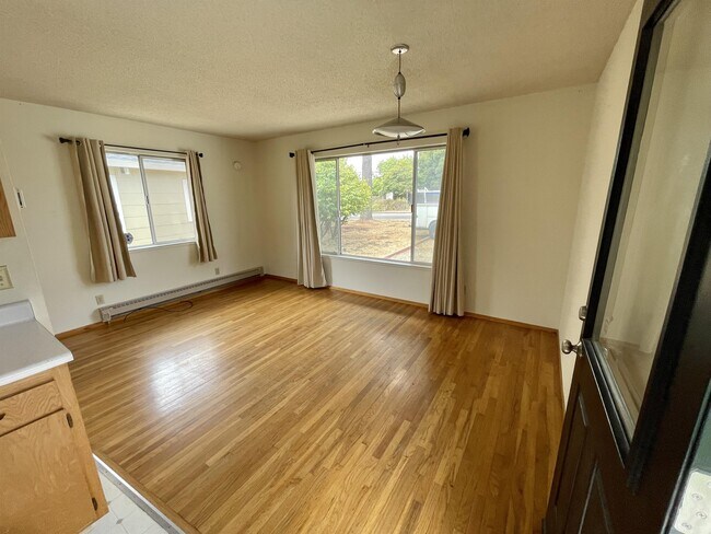 Primary Photo - 1210 Chanticleer Ave