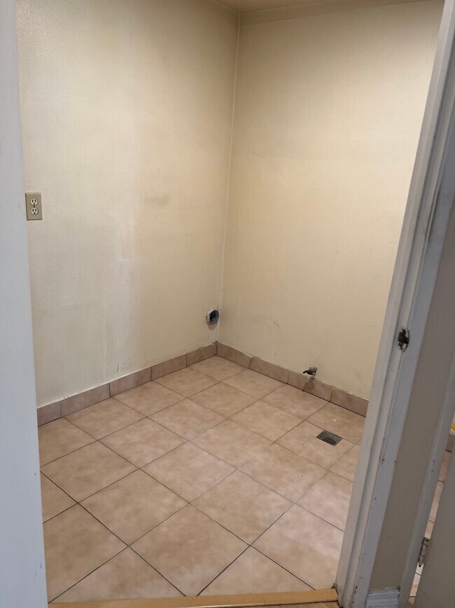 Laundry Room - 110 N Everett St