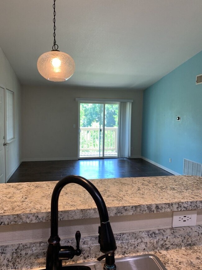 Building Photo - STUDENTS WELCOME! Remodeled 2 Bedroom 2 Bathroom Second-Floor Condo